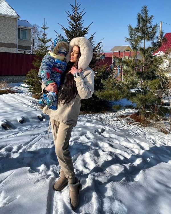 Алена Савкина в Инстаграм: Сегодня солнышко , но приморский мороз так себе