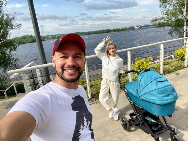 Андрей Черкасов в Инстаграм: Семья на прогулке