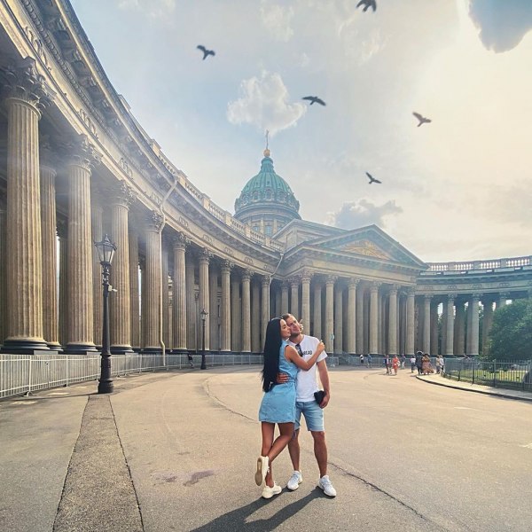 Анна Левченко в Инстаграм: Как приятно гулять по родному городу,столько