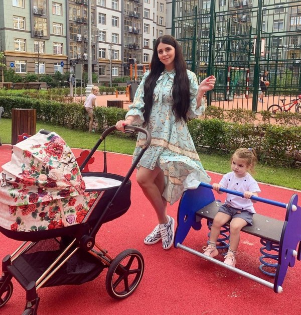 Ольга Рапунцель в Инстаграм: Прогуливаюсь во дворе с моими принцессами  ‍