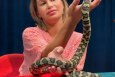 Ангелина Монах в Инстаграм: Учусь общаться со змеями