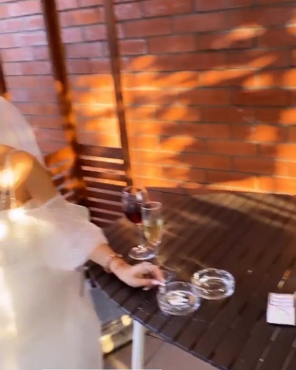 Беременную Анну Левченко засняли курящей на собственной свадьбе